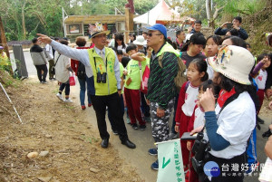 彰化市長林世賢在賞鷹小徑為民眾大小朋友解說植物生態。