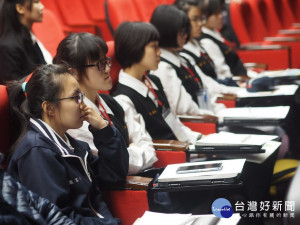 明道學生專注台上的報告。林重鎣攝