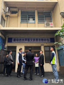 
立法院副院長蔡其昌邀集中央官員會勘大甲區中山里、文武里二里活動中心耐震補強工程，爭得中央四百萬預算，市政府配合款約七百萬元工程費，預計年底將可竣工啟用。（記者陳榮昌攝）
