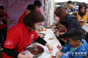 
弘光科技大學提早為兒童節暖身，舉辦「Have Fun With Us，散播弘愛」活動，超過300人參加，活動多元熱鬧嗨全場。（記者陳榮昌攝）