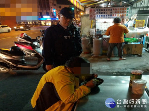 婦人無家可歸深夜徘徊街頭 警助果腹充飢並安置。林重鎣攝