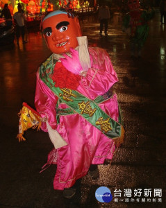 

  大甲鎮瀾宮媽祖駕前陣頭神偶，為參與九天八夜遶境進香，每到華燈初上團員厲兵秣馬的勤練神偶步伐，吸引不少人潮圍觀。（記者陳榮昌攝）


