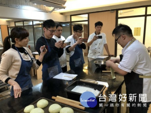 
弘光科技大學邀請曾經榮獲(安佳盃)冠軍、馬來西亞檳城Grain Loaf Bakery行政主廚的「酥皮達人」陳子杰，在「弘學苑」教可頌麵包手桿千層、極致軟歐包兩門課，吸引全台各地學員及烘培業師來學習技術。（記者陳榮昌攝）