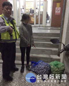 毒鴛鴦因缺錢買毒，犯下多起蒜頭等農產品竊盜案件，北港警方積極巡查，發現可疑順利逮人起獲贓物。（記者陳昭宗拍攝）