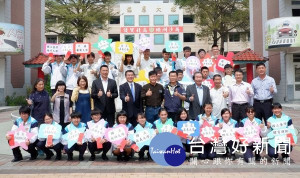 北港高中繁星閃耀，多人錄取國立大學，副議長蘇俊豪等人蒞校祝賀，肯定校長傅國樑辦學有成。（記者陳昭宗拍攝）