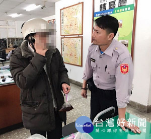 北港警方獲知民眾可能遭受詐騙，除苦口婆心的勸說，還找來家屬動之以情，成功攔阻詐騙，保住婦人的畢生積蓄。（記者陳昭宗拍攝）