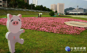 花海旁有趣味動物造型立牌（圖／台北市水利處提供）