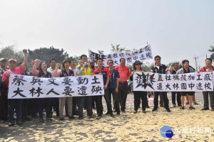 不滿台糖蚵殼加工廠申請建照，大林鎮長簡志偉與近百名鄉親遞交陳情書 