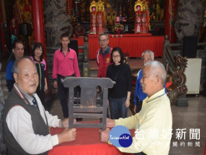 

大安區鎮安宮一百八十餘年救世廟史遺物「輦轎」，服務媽祖七十餘年的張金龍表演救世操作，大安公所將規畫一系列寺廟巡禮，逐一推祟大安廟宇傳統特色。（記者陳榮昌攝）