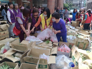 新店建國集合攤販響應新北市惜食分享理念，20日再度提供89箱、合計約1.3噸的食材 。（圖／市場處提供）