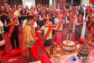 南瑤宮己亥年笨港進香置天台祭典由進香主委林世賢跪拜主祭。