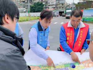 新北市議員葉元之接獲溪頭里長郭東勝陳情後，日前邀集市府相關單位會勘承諾，除會盡速將4米道路拓寬成10米，另將新開闢兩條4米道路，紓解塞車問題 。（圖／記者黃村杉攝）