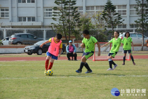 全國小學樂樂足球賽澎湖區決賽開幕　賴峰偉勉勵選手打造健康體魄