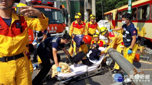 小轎車誤闖林鐵平交道