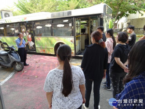  嘉義市監理站配合機車初考領講習實地體驗視野死角及內輪差