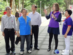 劉美芳議員接獲市民陳情，邀板橋區公所進行現勘，公所同意優先編列100萬預算施作，工程預計於六個月內完成規畫，十二月底前完工。（圖／記者黃村杉攝）