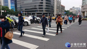 台北市交通局表示，即日起該局將與北市警察局，透過加強58個特定路口的「不禮讓行人」執法、提高公車運行安全、號誌時制調整及教育宣導等手段共同防制，以維護路口行人交通安全。（圖／台灣好新聞編輯部）