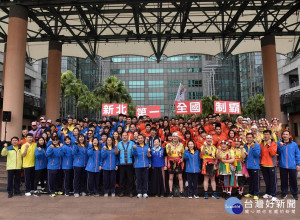 新北市長侯友宜22日在市民廣場授旗代表隊，勉勵選手用開朗的心情享受運動，秉持著運動員精神不論得失全力以赴。（圖／記者黃村杉攝）