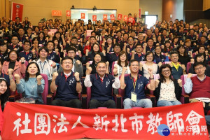 新北市教師會22日於海山高中舉辦成立二十週年活動，市長侯友宜到場祝賀 。（圖／記者黃村杉攝）