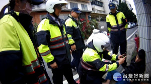 員警拿出警用電腦人臉辨識比對時，王男卻刻意不張眼，又假裝病暈倒，一直擔心自己身分遭識破。