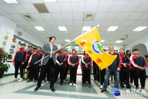 全國原住民族運動會登場　林右昌授旗基隆隊祝旗開得勝