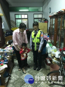 男童迷途嚎啕哭　警溫暖牽手尋親