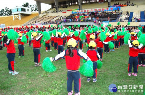 彰化市立幼兒園小朋友為市運會開幕表演舞蹈熱身。