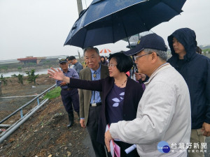 縣長王惠美參訪漢寶牧場，現場由漢寶牧場陳修雄、酪多精生物科技董事長施宗雄的陪同，說明漢寶牧場周邊循環在利用的經濟產能。圖／記者鄧富珍攝