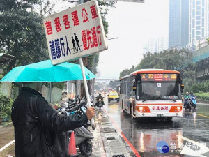 公車業者分別在板橋區縣民大道與新府路口及民生路口等路口，在上下班交通尖峰時間派員舉牌提醒公車駕駛「禮讓行人」、「行人優先通行」，交通局也派員督導檢核。（圖／交通局提供）