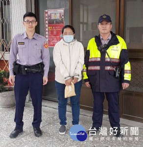 北港警方路檢一對男女深夜騎車雙載，神情詭異、動作頻頻，果真起獲針筒及毒品海洛因，依法帶回警所接受毒品調查及尿液採集。（記者陳昭宗拍攝）
