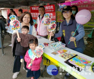 北港警方結合水林番薯文化季活動，現場宣導「安居反毒」及「交通安全」，民眾反應熱烈。（記者陳昭宗拍攝）