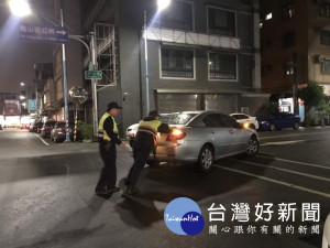 兩位勇警合力將車輛推往路邊適當處停放

