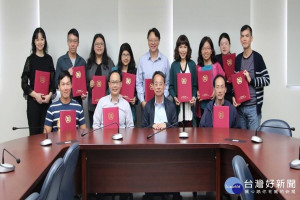 長榮大學13位教職員獲得顧問師初階證照。
