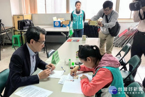 立法委員鄭運鵬於民進黨桃園市黨部辦理2020年立委選舉黨內初選登記。