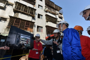 新北市長侯友宜至五股區西雲路海砂屋關心工程進度及住戶安置狀況。（圖／記者黃村杉攝）