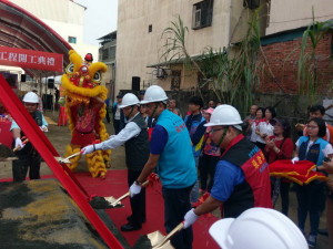 大 里新仁路三段兒童公園動工。林重鎣攝