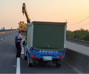 民眾駕駛小貨車於台61線快速道路突然拋錨，求助無門之際，北港警分局蔦松派出所巡警及時伸出援手，聯絡拖吊車協助送修，避免發生交通事故。