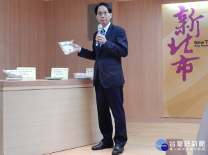 衛生局針對清明掃墓祭祖應景食品抽驗95件中發現有3件不合格，副局長許朝程指檢出的「苯甲酸」及「己二烯酸」，「豆腐」及「春捲皮」是不准添加。（圖／記者黃村杉攝）