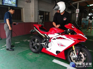 板橋監理站提醒紅、黃牌重型機車車主儘快至就近監理所站或大型重機代檢廠檢驗，以免逾期受罰 。（圖／板橋監理站提供）