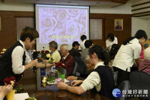 大林慈濟醫院失智症中心舉辦失智症家屬座談，如何與失智長者互動是關鍵