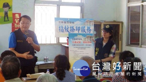 北港警方前往草湖長壽俱樂部為長者做交通安全及反詐騙宣導，更提供「指紋按捺」服務，長輩們讚揚不已。（記者陳昭宗拍攝）