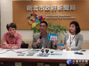 新式門牌引發網友一片撻伐聲，是始料未及！新聞局長蔣志薇、民政局長柯慶忠及門牌設計師陳文順等30日出席說明記者會，宣布新式門牌更換暫緩 。（圖／記者黃村杉攝）