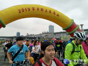 「單車騎上龜馬山」活動，30日一早在新北市長侯友宜與現場貴賓一同鳴槍後，逾2300位車友展開24公里的龜馬山攻頂單車行 。（圖／記者黃村杉攝）