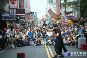 溜溜球世界冠軍楊元慶與街頭作品實驗室 文化路大秀精湛絕技