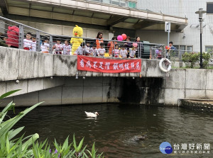 衛福部樂生療養院今年兒童節在兒科門診導入兒童友善就醫措施，藉由兒童與魚鴨互動的創意計畫，降低孩童就醫時的恐懼與不安 。（圖／記者黃村杉攝）