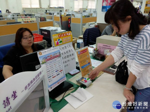 臺北區監理所率先導入臨櫃窗口以悠遊卡繳納公路監理規費，提供民眾更多元化的繳費服務管道 。（圖／記者黃村杉攝）