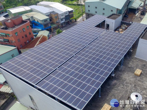新北市推獎勵全民屋頂設置太陽光電系統補助計畫，並自4月1日起正式開放申請，每千瓦補助1萬6,000元至2萬元，每案最高達150萬元。（圖／經發局提供）