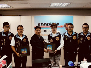 新上任的警察局長陳檡文突破舊思維，特別精挑網路人氣商品百貨專櫃得獎咖啡，頒給板橋分局破案有功的刑事幹員。（圖／記者黃村杉攝）