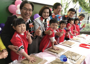 縣長林姿妙等人與幼兒園小朋友心手相印歡慶兒童節。（圖／宜蘭縣政府提供）.jpg