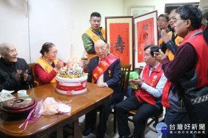 新北市榮民服務處陳重榮組長率同仁前往張伯伯的居所祝賀壽誕 。（圖／榮服處提供）